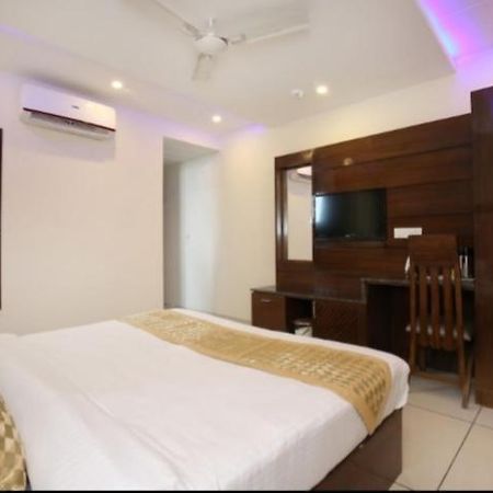 Hotel Silver Palm Zirakpur Exterior foto